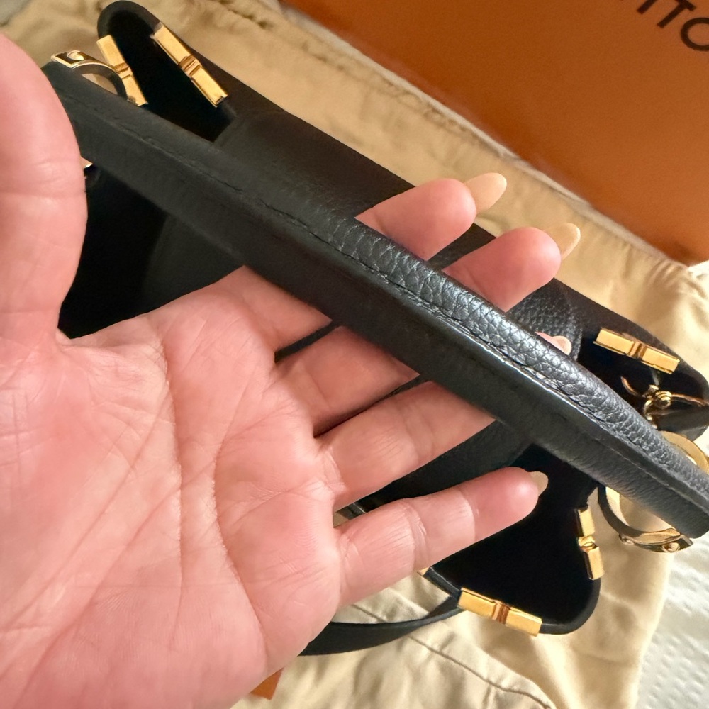 Louis Vuitton Black Leather Shoulder Bag with Gold Accents - Picture 3 of 7